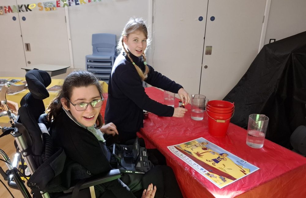 Kisharon Noé School pupils create blood from water